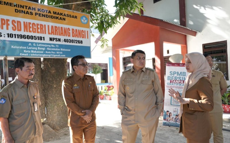 PEMANTAUAN MPLS. Wali Kota Makassar Munafri Arifuddin didampingi Kepala Dinas Pendidikan Makassar Achi Soleman memantau Masa Pengenalan Lingkungan Sekolah (MPLS), tahun ajaran 2026/2027 di sejumlah sekolah Kota Makassar, Senin (13/7/2026). foto: istimewa