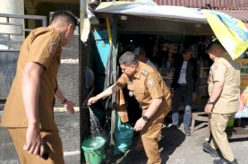 Munafri Arifuddin Susuri Lorong, Pastikan Air PDAM Makassar Mengalir ke Rumah Warga