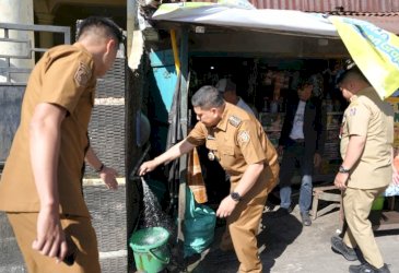 Munafri Arifuddin Susuri Lorong, Pastikan Air PDAM Makassar Mengalir ke Rumah Warga