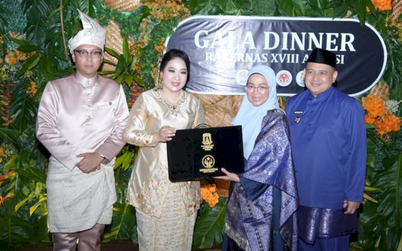 RAKERNAS APEKSI. Wali Kota Makassar Munafri Arifuddin didampingi Ketua TP PKK Kota Makassar Melinda Aksa, menghadiri Gala Dinner Rapat Rakernas APEKSI XVII 2026 di Lapangan Merdeka, Kota Medan, Sumatra Utara, Selasa (30/6/2026) malam. foto: istimewa