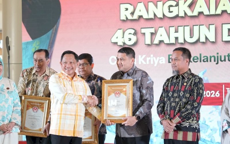 PENGHARGAAN. Menteri Dalam Negeri Tito Karnavian menyerahkan penghargaan kepada Wali Kota Makassar Munafri Arifuddin pada Penutupan Syukuran Dekranas ke-46 yang mengusung tema 'Cipta Kriya Berkelanjutan, Perajin Mendunia' di Trans Studio Mall Makassar, Minggu (12/7/2026). foto: istinewa