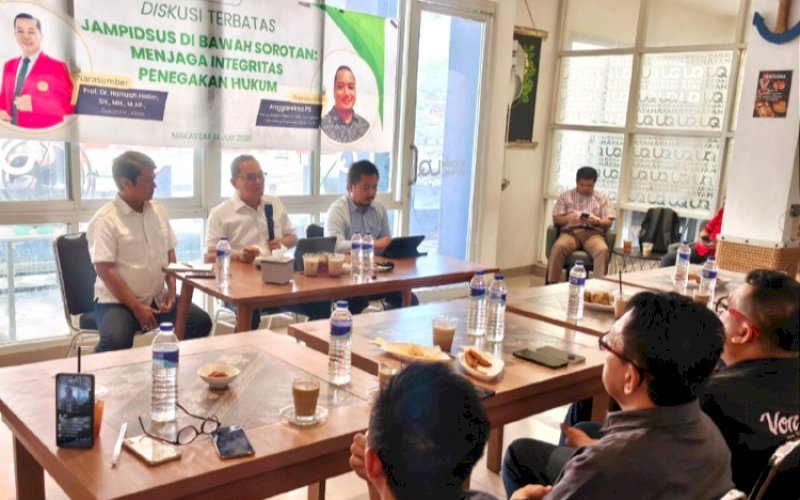 DISKUSI TERBATAS. Suasana diskusi terbatas di Kedai Ayah UQ di kawasan Panakkukang, Kota Makassar, Selasa (14/7/2026). foto: istimewa