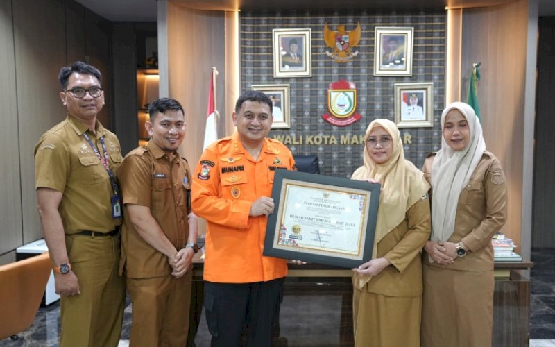 PENGHARGAAN. Dinas Sosial Kota Makassar dan Rumah Sakit Umum Daerah (RSUD) Daya Makassar berhasil meraih penghargaan dari Ombudsman Republik Indonesia atas capaian penyelenggaraan pelayanan publik. foto: istimewa