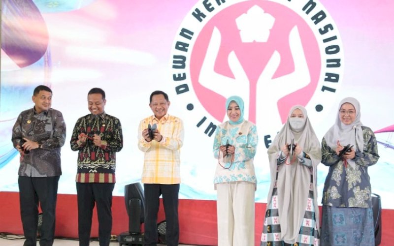 PERAYAAN. Menteri Dalam Negeri didampingi Gubernur Sulsel Andi Sudirman Sulaiman dan Wali Kota Makassar Munafri Arifuddin saat menutup perayaan HKG PKK ke-54 dan HUT ke-46 Dekranas di Trans Studio Mall Makassar, Minggu (12/7/2026). foto: istimewa