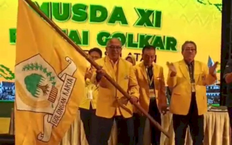 KETUA TERPILIH. Ilham Arief Sirajuddin saat menerima petaka tanda terpilihnya sebagai Ketua DPD I Golkar Sulsel periode 2026-2031 pada Musda XI Partai Golkar Sulsel 2026 di Hotel Claro Makassar, Sabtu (18/7/2026) malam. foto: istimewa