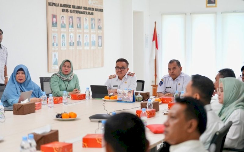 RAPAT. Sekda Provinsi Sulsel, Jufri Rahman, menghadiri Rapat Koordinasi dan Konsolidasi Universal Coverage Jamsostek (UCJ) 2026 di Kantor Wilayah BPJS Ketenagakerjaan Sulawesi Maluku, Rabu (29/7/2026). foto: istimewa
