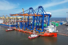 Pelindo Marine Kawal Kedatangan QCC dan RTG Baru di Pelabuhan Tanjung Perak serta Belawan