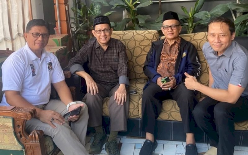MELAYAT. Ketua PWI Sulsel, Suwardi Thahir (kedua kiri) bersama Ketua DKP M Dahlan Abubakar (ketiga dari kiri), Iksan Dj (paling kiri) dan Artani (paling kanan) saat melayat di rumah duka almarhum Murtadji S Arwy, Senin (13/7/2026). foto: istimewa