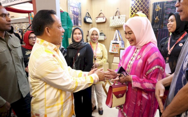 SAMBUTAN. Ketua Dekranasda Kabupaten Bulukumba Andi Herfida Muchtar menyambut Menteri Dalam Negeri Tito Karnavian pada penutupan rangkaian perayaan HUT Dekranas di Atrium Trans Studio Mall Makassar, Minggu (12/7/2026). foto: istimewa