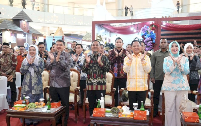 PENUTUPAN. Mendagri RI, Tito Karnavian, secara resmi menutup penyelenggaraan agenda nasional HUT Dekranas ke-46 di Atrium Trans Studio Mall Makassar, Minggu (12/7/2026). foto: istimewa
