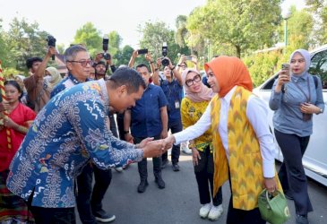 Uji Nurdin Sambut Kunjungan Penasihat DWP Kementerian ESDM, Serahkan Daftar Calon Penerima Bantuan PJUTS