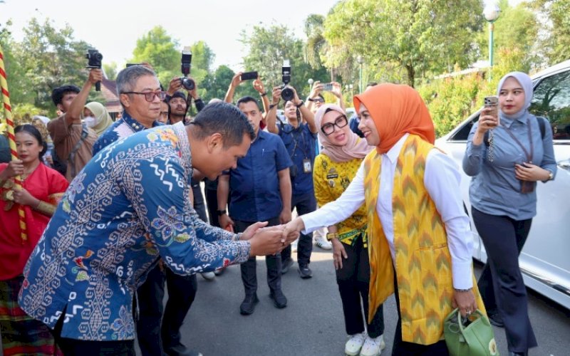 SAMBUTAN. Bupati Bantaeng M Fathul Fauzy Nurdin hadir langsung sekaligus turut menyambut kedatangan Penasihat DWP Kementerian ESDM) Sri Suparni Bahlil Lahadalia, yang datang dalam rangka melakukan kunjungan kerja di Kabupaten Barru, Kamis (9/7/2026). foto: istimewa