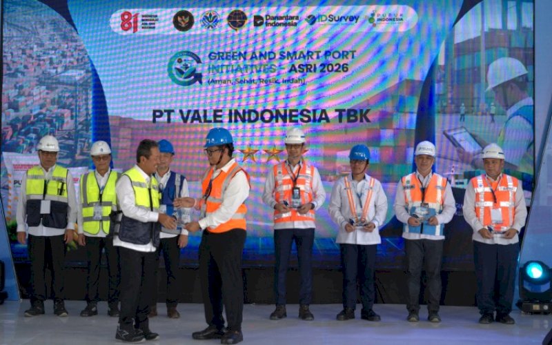 PENGHARGAAN. Menteri Kelautan dan Perikanan Republik Indonesia Sakti Wahyu Trenggono menyerahkan penghargaan kepada Head of Energy & Logistics Operations PT Vale Indonesia Tbk Dahlan dalam seremoni yang digelar di Gresik, Jawa Timur, Rabu (15/7/2026). foto: istimewa