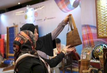 Vale Perkuat Kriya Lokal Lutim, Hadirkan Anyaman Teduhu di Ajang Dekranas