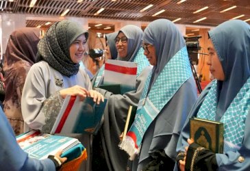 Aliyah Mustika Ilham Hadiri Pengukuhan 10.000 Guru Al Qur&rsquo;an dan Pembukaan Muktamar V Wahdah Islamiyah