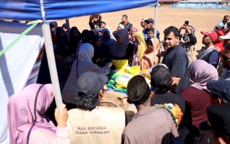 KUNJUNGAN. Anggota DPR RI dari daerah pemilihan Sulsel, Andi Amar Ma&rsquo;ruf Sulaiman, mengunjungi kegiatan Pasar Pangan Murah. foto: istimewa