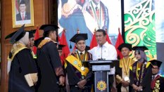 Beri Hand Tractor ke 13 Wisudawan, Andi Amran Sulaiman: Jangan Cari Kerja, Ciptakan Lapangan Kerja