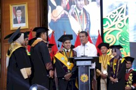 Beri Hand Tractor ke 13 Wisudawan, Andi Amran Sulaiman: Jangan Cari Kerja, Ciptakan Lapangan Kerja