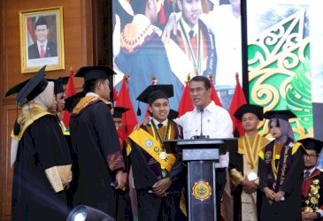 Beri Hand Tractor ke 13 Wisudawan, Andi Amran Sulaiman: Jangan Cari Kerja, Ciptakan Lapangan Kerja