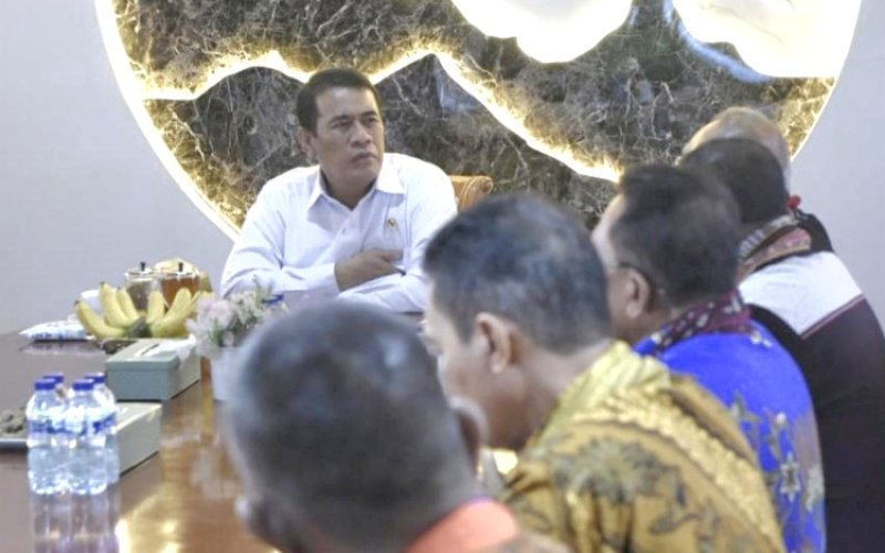 PERTEMUAN. Menteri Pertanian, Andi Amran Sulaiman, menghadiri pertemuan bersama Dewan Penasehat Ikatan Keluarga Alor, NTT di Jabodetabek, Selasa (18/8/2026). foto: istimewa