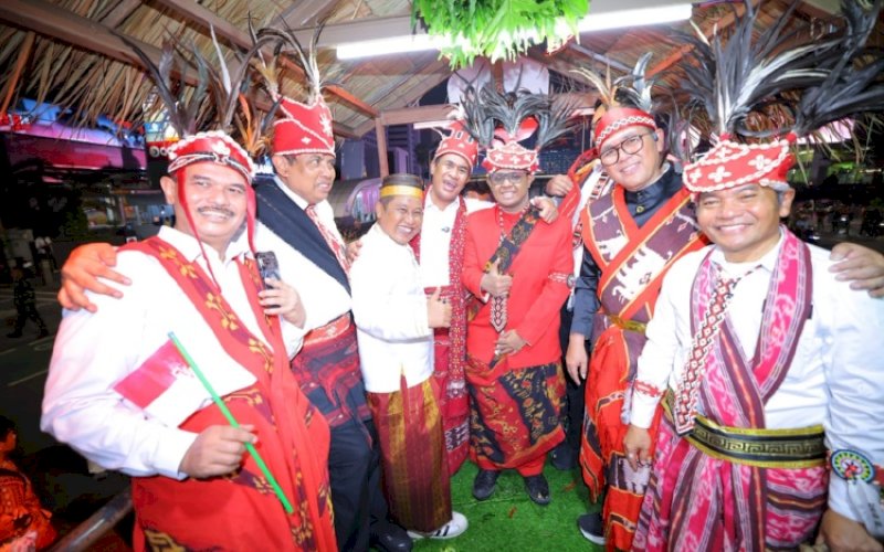 KARNAVAL. Menteri Pertanian, Andi Amran Sulaiman.(tengah), meramaikan kendaraan Karnaval Kementerian Pertanian dalam perayaan HUT Kemerdekaa RI ke-81 di kawasan Monas, Jakarta, Senin (17/8/2026). foto: istimewa