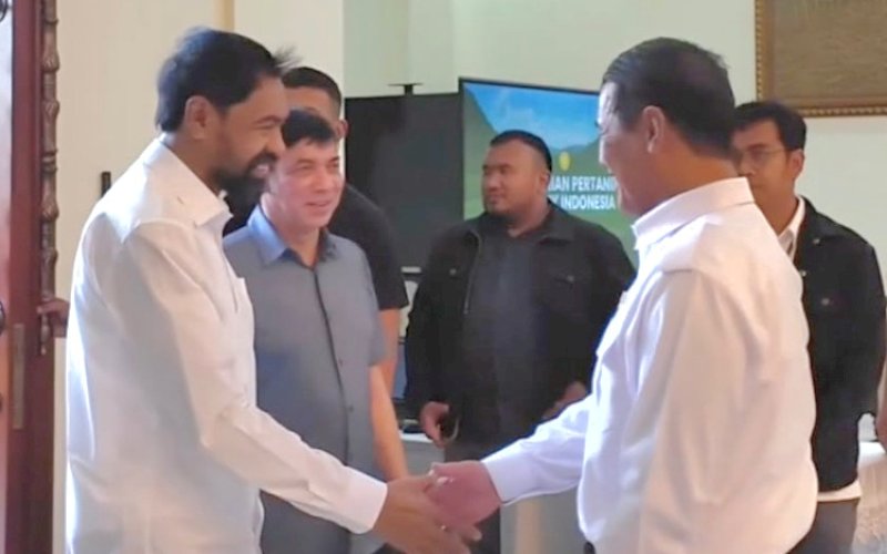 SALAMAN. Menteri Pertanian Andi Amran Sulaiman menyalami saat menyambut kedatangan Gubernur Aceh Muzakir Manaf ke kediaman Menteri Pertanian di Jakarta, Selasa (4/8/2026). foto: istimewa