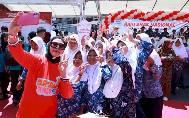 SWAFOTO. Ketua Tim Penggerak PKK Kabupaten Bulukumba, Andi Herfida Muchtar, swafoto bersama bersama para pelajar pada peringatan Hari Anak Nasional (HAN) ke-42 tahun tingkat Kabupaten Bulukumba di Lapangan Pemuda Bulukumba, Kamis (13/8/2026). foto: istimewa