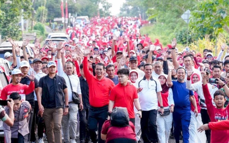JALAN SEHAT. Gubernur Sulsel Andi Sudirman Sulaiman bersama Menteri Pertanian RI Andi Amran Sulaiman, Bupati Bone Andi Asman Sulaiman, serta unsur Forkopimda melepas ribuan peserta Jalan Sehat Anti Mager di Desa Mappesangka, Kecamatan Ponre, Kabupaten Bone, Minggu (9/8/2026). foto: istinewa