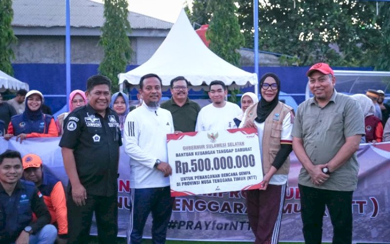BANTUAN. Gubernur Sulsel, Andi Sudirman Sulaiman, menyalurkan bantuan keuangan tanggap bencana senilai Rp500 juta melalui APBD Pemprov Sulsel untuk mendukung penanganan bencana di NTT, Minggu (16/8/2026). foto: istimewa