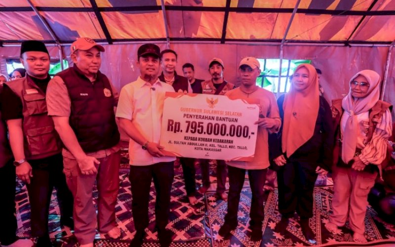 KUNJUNGAN. Gubernur Sulsel, Andi Sudirman Sulaiman, mengunjungi lokasi pengungsian warga terdampak kebakaran di Jalan Sultan Abdullah II, Kelurahan Tallo, Kecamatan Tallo, Kota Makassar, Sabtu (1/8/2026). foto: istimewa