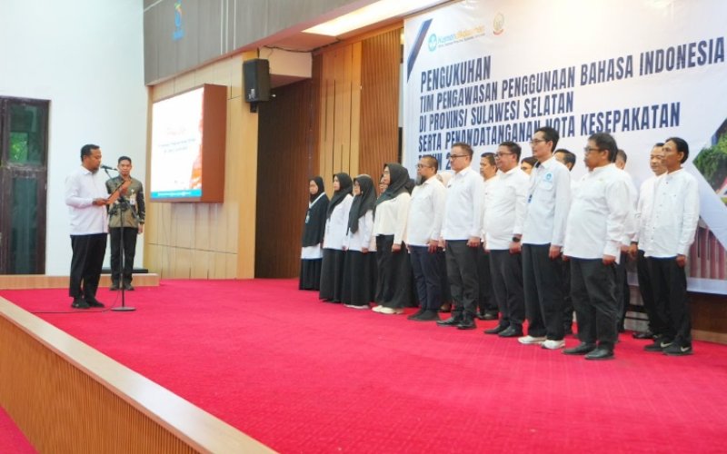 PENGUKUHAN. Gubernur Sulsel, Andi Sudirman Sulaiman, mengukuhkan Tim Pengawasan Penggunaan Bahasa Indonesia Provinsi Sulsel sekaligus menyaksikan Penandatanganan Nota Kesepakatan 2026 di Ruang Pola Kantor Gubernur Sulsel, Kamis (6/8/2026). foto: istimewa