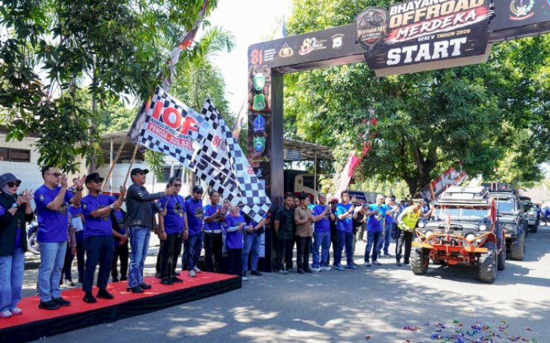 PELEPASAN. Gubernur Sulsel, Andi Sudirman Sulaiman, menghadiri sekaligus melepas peserta Bhayangkara Offroad Merdeka Seri V 2026 di Lapangan SPN Batua Polda Sulsel, Kota Makassar, Jumat (28/8/2026). foto: istimewa