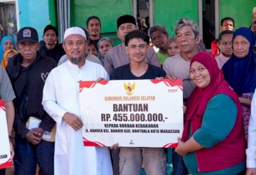 Andi Sudirman Sulaiman Serahkan Bantuan untuk Korban Kebakaran di Kandea Makassar