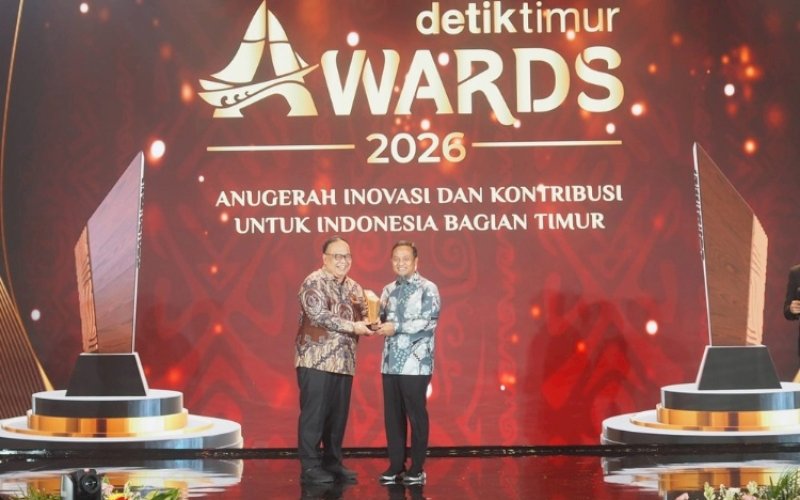 PENGHARGAAN. Gubernur Sulsel, Andi Sudirman Sulaiman, meraih penghargaan detiktimur Awards 2026 kategori Pembangunan Infrastruktur Terpadu dan Konektivitas Wilayah pada malam penganugerahan detiktimur Awards 2026 yang berlangsung di Grand Ballroom The Trans Hotel Jakarta, Jumat (7/8/2026). foto: istimewa