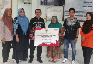 Andi Sudirman Sulaiman Salurkan Bantuan Pasang Baru Listrik untuk 130 Rumah Tangga di Gowa dan Bantaeng
