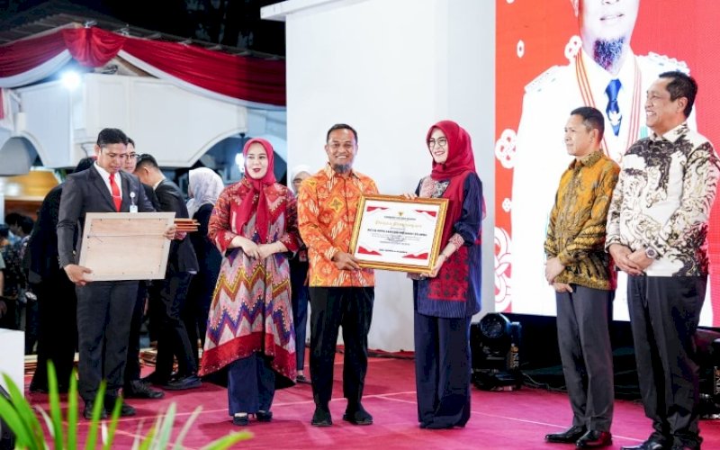 PENGHARGAAN. Gubernur Sulsel, Andi Sudirman Sulaiman, memberikan penghargaan dan apresiasi kepada sejumlah pihak yang telah berkontribusi serta bersinergi dalam mendukung pembangunan dan pelayanan masyarakat di Sulsel pada Malam Ramah Tamah Kenegaraan di Pelataran Merah Putih Rumah Jabatan Gubernur Sulsel, Makassar, Senin (17/8/2026) malam. foto: istimewa