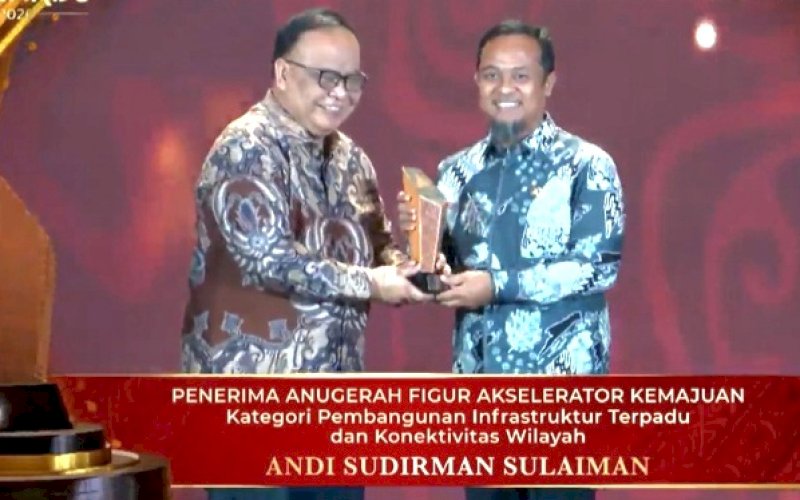 PENGHARGAAN. Gubernur Sulsel, Andi Sudirman Sulaiman, meraih penghargaan detiktimur Awards 2026 kategori Pembangunan Infrastruktur Terpadu dan Konektivitas Wilayah pada malam penganugerahan detiktimur Awards 2026 yang berlangsung di Grand Ballroom The Trans Hotel Jakarta, Jumat (7/8/2026). foto: istimewa