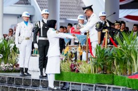 Berlangsung Khidmat, Andi Sudirman Sulaiman Pimpin Upacara Penurunan Bendera HUT Kemerdekaan RI Ke-81