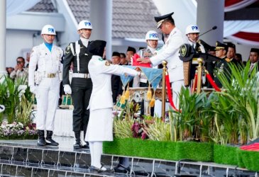 Berlangsung Khidmat, Andi Sudirman Sulaiman Pimpin Upacara Penurunan Bendera HUT Kemerdekaan RI Ke-81