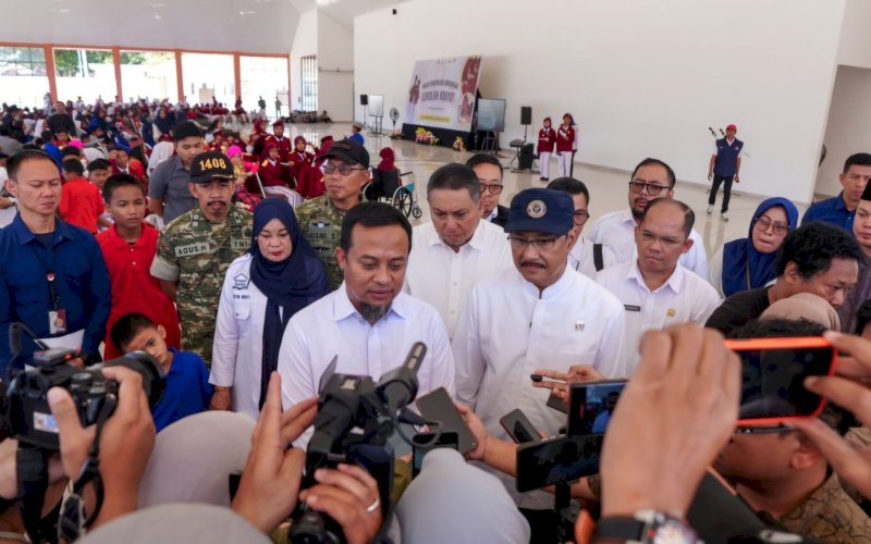 PENINJAUAN. Gubernur Sulsel Andi Sudirman Sulaiman mendampingi Menteri Sosial RI Saifullah Yusuf meninjau aktivitas Sekolah Rakyat Terintegrasi (SRT) 3 Provinsi Sulsel yang berlokasi di Sudiang, Kota Makassar. foto: istimewa