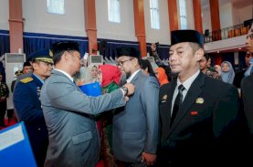 Pengabdian hingga 30 Tahun, Andi Sudirman Sulaiman Sematkan Satyalencana kepada 398 PNS