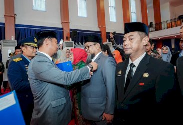 Pengabdian hingga 30 Tahun, Andi Sudirman Sulaiman Sematkan Satyalencana kepada 398 PNS