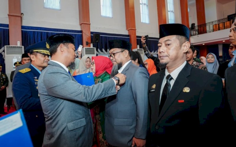 PENYEMATAN. Gubernur Sulsel, Andi Sudirman Sulaiman, menyematkan tanda Kehormatan Satyalencana Karya Satya kepada 398 Pegawai Negeri Sipil (PNS) lingkup Pemerintah Provinsi (Pemprov) Sulsel di Aula Asta Cita Rujab Gubernur Sulsel, Makassar, Jumat (14/8/2026). foto: istimewa