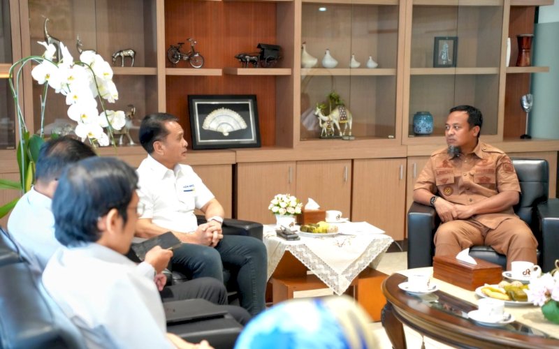 AUDIENSI. Gubernur Sulsel Andi Sudirman Sulaiman melakukan audiensi dengan Pelaksana Tugas (Plt) Direktur Jenderal Perimbangan Keuangan Kementerian Keuangan RI.Nufransa, di Kantor Ditjen Perimbangan Keuangan Kemenkeu, Jakarta, Senin (3/8/2026). foto: istimewa