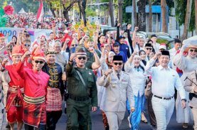 Tampil ala Bung Karno, Andi Sudirman Sulaiman Pimpin Kirab Kemerdekaan di Makassar