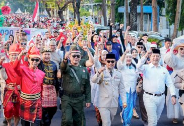 Tampil ala Bung Karno, Andi Sudirman Sulaiman Pimpin Kirab Kemerdekaan di Makassar