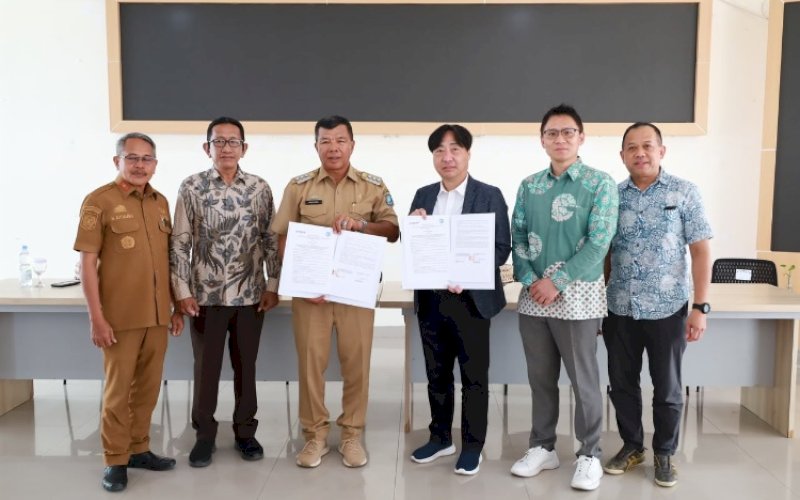 KERJA SAMA. Bupati Bulukumba Andi Muchtar Ali Yusuf bersama President Waqua Toru Matsuoka melakukan penandatanganan Pernyataan Kehendak atau Letter of Intens (LoI) antara Pemkab Bulukumba dan Waqua Inc Jepang di Gedung Pinisi Bulukumba, Senin (24/8/2026). foto: istimewa