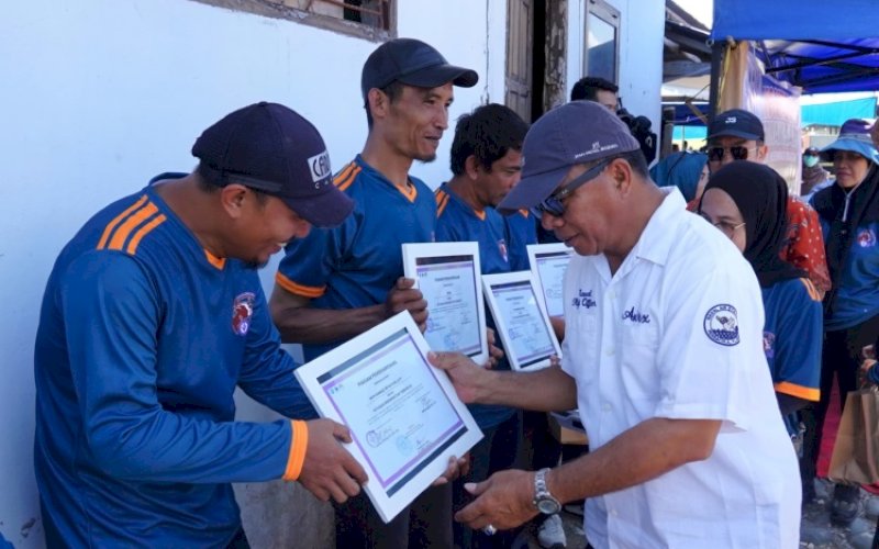 KONTES SAPI. Bupati Bulukumba, Andi Muchtar Ali Yusuf, menyerahkan hadiah kepada pemenang kontes sapi yang digelar di Rumah Potong Hewan (RPH) Taccorong, Bulukumba, Minggu (9/8/2026). foto: istimewa