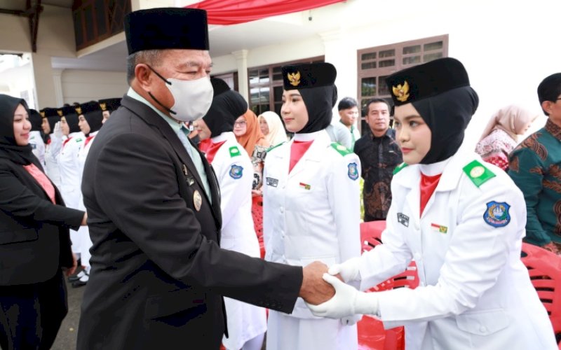 PENGUKUHAN. Bupati Bulukumba, Andi Muchtar Ali Yusuf, mengukuhkan 72 Anggota Pasukan Pengibar Bendera Pusaka (Paskibraka) tingkat Kabupaten Bulukumba di halaman Rumah Jabatan Bupati Bulukumba, Sabtu (15/8/2026). foto: istimewa