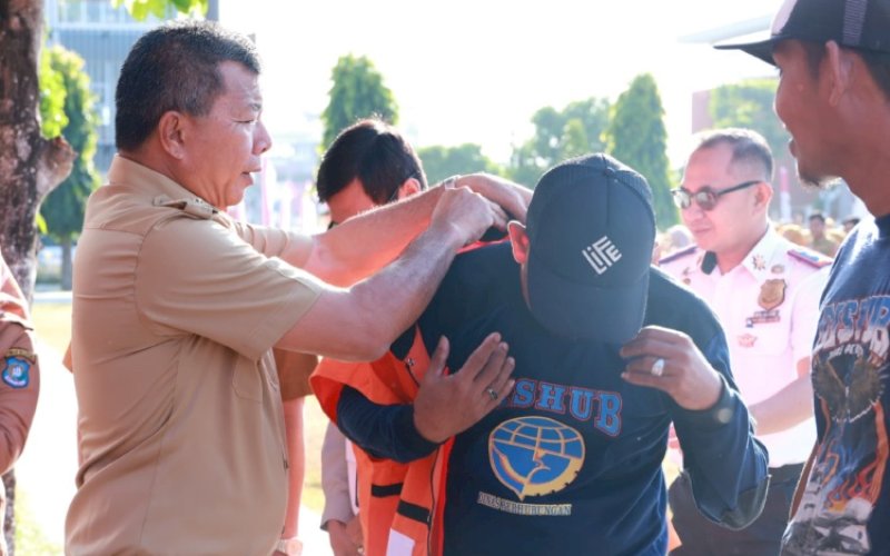 PEMASANGAN ROMPI. Bulukumba, Andi Muchtar Ali Yusuf, memasangkan rompi kepada petugas parkir tepi jalan pada Apel Gabungan OPD di Halaman Kantor Bupati Bulukumba, Senin (10/8/2026). foto: istimewa